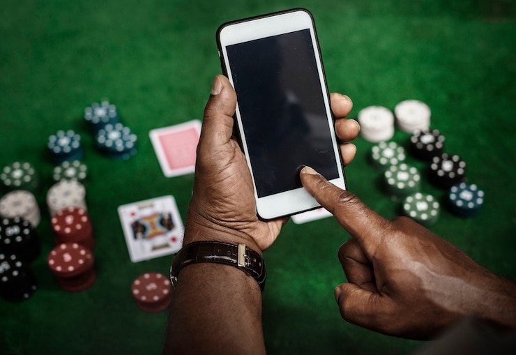 Pengguna rajalotre menggunakan perangkat mobile untuk melaporkan keluhan dengan mudah kapan saja dan di mana saja